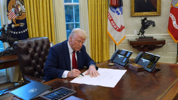 Ο Τραμπ παγώνει κάθε βοήθεια στη Νότια Αφρική 