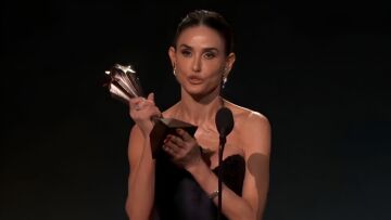 Ντέμι Μουρ: Κέρδισε ακόμα ένα βραβείο για την ερμηνεία της στο Substance - Η συγκίνηση κατά την ομιλία της στα Critics Choice Awards