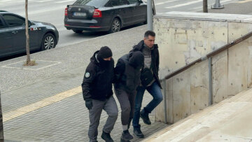 Στον εισαγγελέα Θεσσαλονίκης ο 16χρονος, στη ΜΕΘ με βαριά τραύματα ο 23χρονος αδερφός του - Είχαν συχνούς καβγάδες, λένε οι γονείς τους