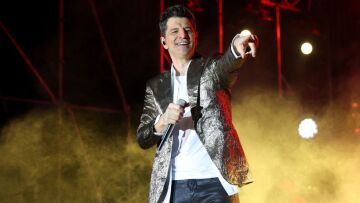 Ο αισθησιακός χορός του Σάκη Ρουβά στην έναρξη του καρναβαλιού στην Ξάνθη - Δείτε βίντεο