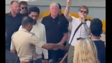 Ινδία: Ο Εντ Σίραν βγήκε να τραγουδήσει live στον δρόμο, αλλά οι αστυνομικοί... του τράβηξαν τα καλώδια 