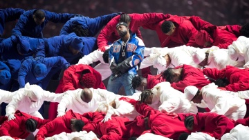 Ο Κέντρικ Λαμάρ το έκανε: Έπαιξε στο ημίχρονο του Super Bowl το «Not Like Us» στο οποίο κατηγορεί τον ράπερ Drake - Δείτε βίντεο