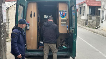 Λάρισα: Πυροτεχνουργοί στο ξυλουργείο - οπλοστάσιο του 60χρονου για να απομακρύνουν τα εκρηκτικά