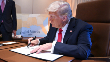 Νέο κύμα δασμών από τον Τραμπ: Αντίποινα από την Κίνα, απάντηση από τον Μακρόν, αντιδράσεις στις διεθνείς αγορές