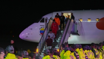 Ένα πρώτο αεροσκάφος με μετανάστες που απέλασαν οι ΗΠΑ φθάνει στη Βενεζουέλα 