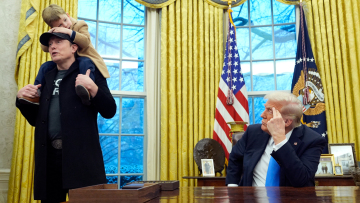 Τα μηνύματα του Μασκ από το Οβάλ Γραφείο: Με τον γιο του δίπλα του, υπερασπίστηκε τις περικοπές και την εξουσία του