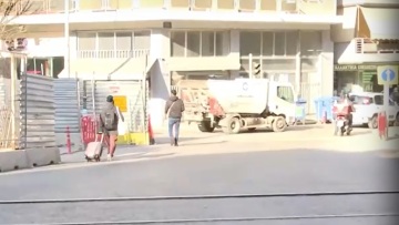 «Με είδε ο μηχανοδηγός και έκοψε ταχύτητα» - Τι λέει ο μοτοσικλετιστής που γλίτωσε τελευταία στιγμή στην Κωνσταντινουπόλεως