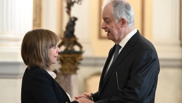 H Κατερίνα Σακελλαροπούλου τηλεφώνησε στον Κώστα Τασούλα: Του ευχήθηκε καλή επιτυχία