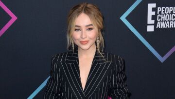 Σαμπρίνα Κάρπεντερ: Εξηγεί πώς αντέδρασε ο πατέρας της όταν άκουσε το τραγούδι που μιλάει για την απιστία του απέναντι στη μητέρα της