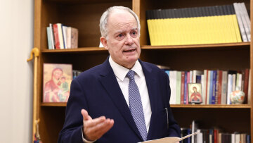 Κωνσταντίνος Τασούλας: Με τηλέφωνο Nokia, Λατινικά και μετσοβόνε στο Προεδρικό Μέγαρο