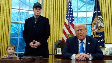 Ντόναλντ Τραμπ: Πώς με μία συνέντευξη από το Οβάλ Γραφείο έδειξε μαεστρικά ότι έχει τον Μασκ για την «βρώμικη δουλειά»