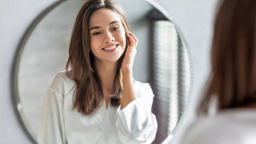 Χαμογελάστε στον καθρέφτη και άλλες 7 καθημερινές πρωινές κινήσεις που χαρίζουν ευτυχία