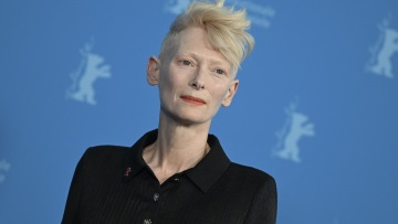 Τίλντα Σουίντον: Η δυνατή ομιλία της στην Μπερλινάλε - «Γινόμαστε μάρτυρες του απάνθρωπου»