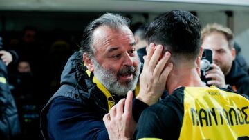 Η αγκαλιά του Ηλιόπουλου στον Μάνταλο - Κατέβηκε στον αγωνιστικό χώρο για να συγχαρεί τον Αλμέιδα και τους παίκτες της ΑΕΚ