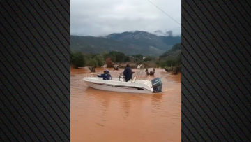 Με ταχύπλοο σκάφος κινούνται οι κάτοικοι στα Περατάτα Κεφαλονιάς για να φτάσουν στα σπίτια τους