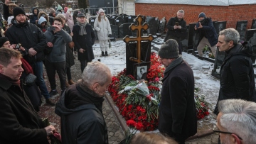 Αλεξέι Ναβάλνι: Εκατοντάδες άνθρωποι συγκεντρώθηκαν στον τάφο του στη Μόσχα – Πυρά από ΕΕ κατά Πούτιν