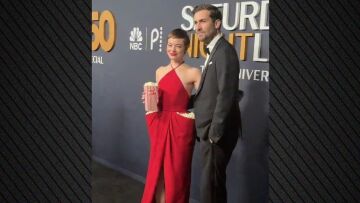 Έμα Στόουν: Έγινε viral για την εμφάνισή της στην επέτειο του SNL - Γέμισε ποπ κορν το φόρεμά της