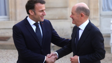 Σολτς από τη σύνοδο στο Παρίσι: Στηρίζουμε την Ουκρανία, δαπάνες για την άμυνα πάνω από το 2% και εκτός ελλειμμάτων