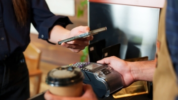 ΑΑΔΕ: Η χρήση POS ενισχύει τα έσοδα από ΦΠΑ και τη διαφάνεια στις συναλλαγές