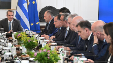 Πώς «διαβάζει» η Ελλάδα τις γεωπολιτικές εξελίξεις:  Το μήνυμα ευρωπαϊκής αφύπνισης, η ανησυχία για την Ουκρανία και οι αποφάσεις για την άμυνα