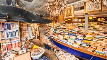 Ένα βιβλιοπωλείο μέσα στο νερό στα κανάλια της Βενετίας