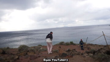 Πήγε στην Κόκκινη Παραλία που είναι κλειστή μετά τους σεισμούς και είπε στους πυροσβέστες «είμαι YouTuber, ήρθα να ελέγξω την κατάσταση»