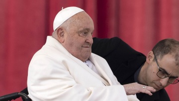 H κατάσταση της υγείας του Πάπα Φραγκίσκου συνεχίζει να βελτιώνεται, λέει το Βατικανό 