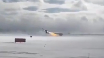 Νέο βίντεο δείχνει πολύ καθαρά την στιγμή της συντριβής του αεροσκάφους στο Τορόντο κατά την προσγείωσή του 