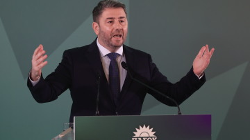 ΠΑΣΟΚ: Κλιμακώνει την επίθεση κατά της κυβέρνησης - Αποστάσεις από ΣΥΡΙΖΑ με φόντο τα Τέμπη