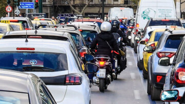 Αλλάζει η διάταξη για τις σφήνες των μηχανών, έρχονται κάμερες και σε λεωφορεία για όσους παραβιάζουν λεωφορειολωρίδες