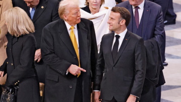 Ο Μακρόν υποστηρίζει πως θα πει στον Τραμπ ότι δεν πρέπει να δείχνει αδύναμος απέναντι στον Πούτιν