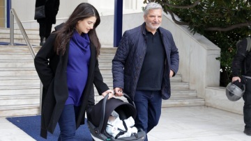 Γιώργος Πατούλης και Νάνσυ Κοιλού: Eξιτήριο από το μαιευτήριο με τον νεογέννητο γιο τους - Δείτε φωτογραφίες