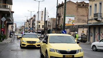 Έξω από το υπουργείο Μεταφορών οι οδηγοί ταξί - Απεργούν για τη διέλευση από τις λεωφορειολωρίδες