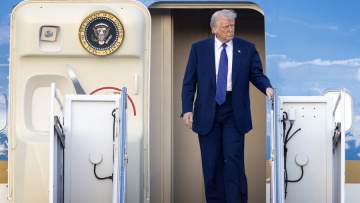 Επιβατικό αεροσκάφος πέταγε πάνω από τη Νέα Υόρκη πολύ κοντά στο Air Force One που μετέφερε τον Τραμπ στο Λονδίνο 