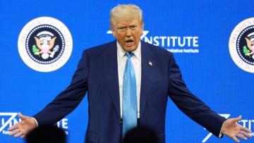 Νέα επίθεση του Τραμπ στον Ζελένσκι: Στο μόνο πράγμα που ήταν καλός ήταν να παίζει τον Μπάιντεν σαν βιολί