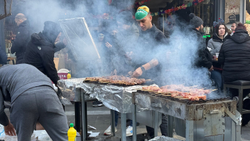 Τσικνοπέμπτη: Πήραν «φωτιά» οι ψησταριές στη Θεσσαλονίκη – Πλήθος κόσμου στη Βασιλέως Ηρακλείου, δείτε βίντεο