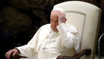 Πάπας Φραγκίσκος: Δεν έχει ξεπεράσει τον κίνδυνο, λένε οι γιατροί - Θα παραμείνει στο νοσοκομείο και την επόμενη εβδομάδα