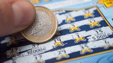 Γαλλία: Άστεγοι κέρδισαν 500.000 ευρώ σε ξυστό που αγόρασαν με κλεμμένη κάρτα, ο ιδιοκτήτης τους ψάχνει για να τα μοιραστούν