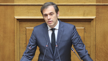 Επεισόδιο στη Βουλή με τον Δημήτρη Μάντζο και συνεργάτιδα του ΠΑΣΟΚ