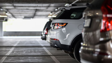 Πλήρωνε το πάρκινγκ και έκλεβε πολυτελή τζιπ από χώρους στάθμευσης στην Αθήνα!