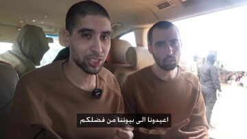 Βίντεο της Χαμάς δείχνει δυο ομήρους να παρακολουθούν την απελευθέρωση άλλων ομήρων