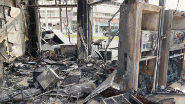 Eμπρησμός σε πρατήριο καυσίμων στην Αργυρούπολη, απείλησαν υπάλληλο με όπλο - Φωτογραφίες και βίντεο