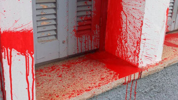 Σέβη Βολουδάκη: Οι «γενναίοι» κουκουλοφόροι στα Χανιά, πέταξαν μπογιές και «κατάφεραν» να προκαλέσουν υλικές ζημιές στο γραφείο μου