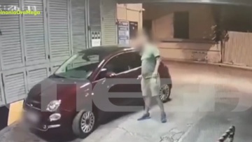 Αθήνα:  Η στιγμή που ο 41χρονος «ποντικός» των πάρκινγκ ετοιμάζεται να δράσει σε χώρο στάθμευσης