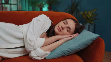 Αυτή είναι η ιδανική ώρα για έναν υπνάκο μέσα στη μέρα – Δοκιμάστε το και ξεκουραστείτε 100%