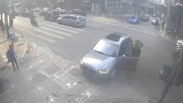 Νέο βίντεο από το τροχαίο στο κέντρο της Αθήνας: Η στιγμή που το ΙΧ συγκρούεται με τη μηχανή