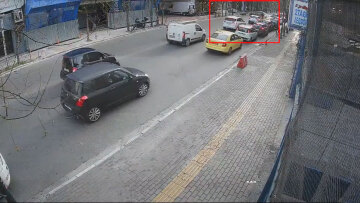 Τροχαίο στο κέντρο της Αθήνας - Αυτοκίνητο πέρασε με κόκκινο και χτύπησε μηχανή, σοβαρά τραυματίας ο αναβάτης, δείτε βίντεο