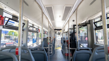 Θεσσαλονίκη: Ανήλικοι πέταξαν πέτρες σε εν κινήσει αστικό λεωφορείο και έσπασαν τα τζάμια του