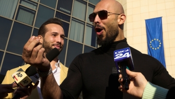 Άντριου Τέιτ: Ο αμφιλεγόμενος influencer και ο αδελφός του Τριστάν επιβιβάστηκαν σε πτήση με προορισμό τις ΗΠΑ