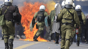 ΕΛΑΣ για τα επεισόδια στο Σύνταγμα: 220 προσαγωγές, 73 συλλήψεις και 29 τραυματίες αστυνομικοί